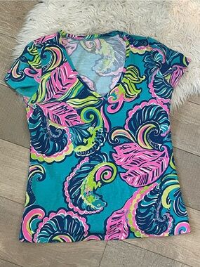 Lilly Pulitzer Signature Floral Print Cotton V-Neck (M)